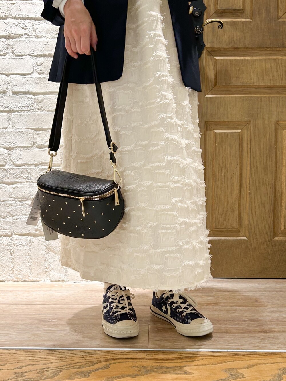 ブルー系のテーラードジャケット、ホワイト系のスウェット、ホワイト系のワンピースを着用したレディースの冬コーディネートの3枚目の写真