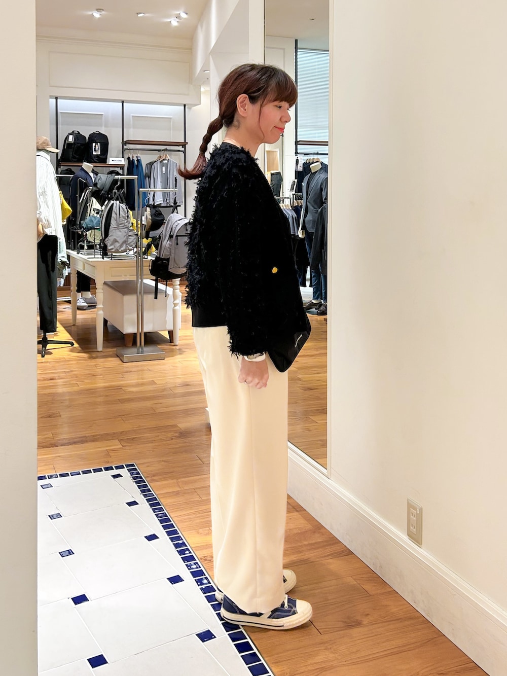 ブラック系のショルダーバッグ、ホワイト系のその他パンツ、ブラック系のカーディガン/ボレロを着用したレディースの秋コーディネートの3枚目の写真