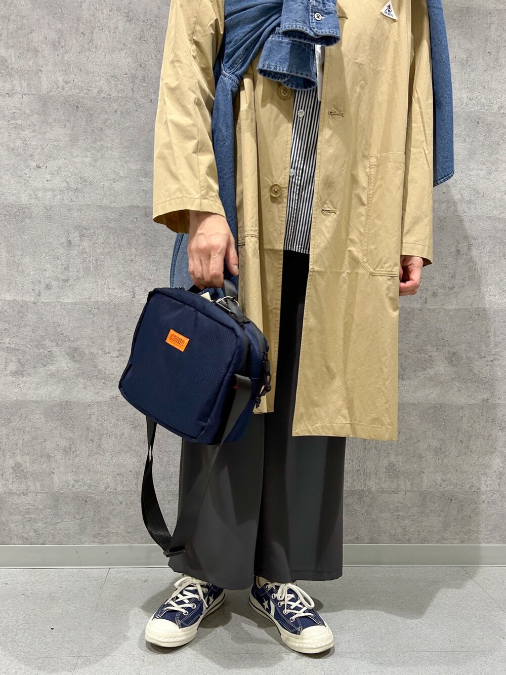 ブルー系のシャツ/ブラウス、グレー系のその他パンツ、ブラック系のショルダーバッグを着用したレディースの春コーディネートの3枚目の写真