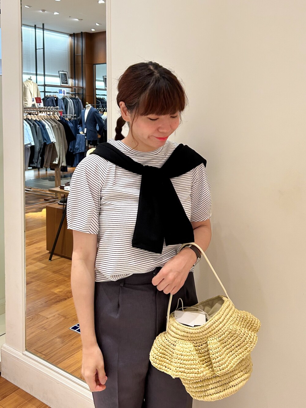 ブラック系のTシャツ/カットソー、ブラック系のカーディガン/ボレロ、グレー系のその他パンツを着用したレディースの夏コーディネートの4枚目の写真