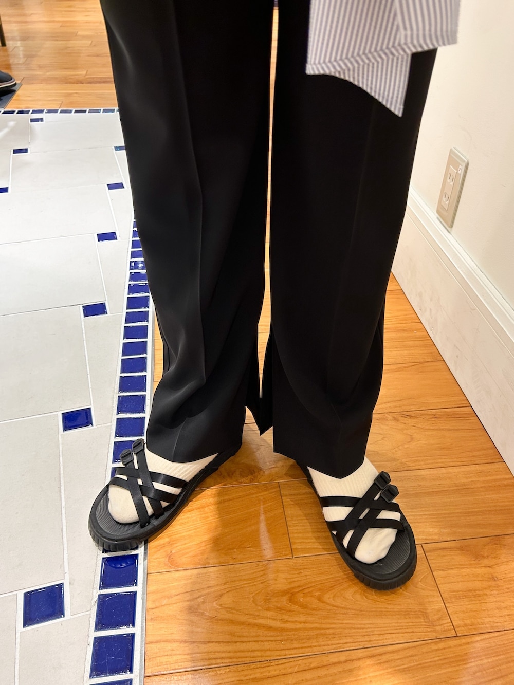 ブラック系のシャツ/ブラウス、ブルー系のTシャツ/カットソー、ベージュ系のトートバッグを着用したレディースの春コーディネートの4枚目の写真