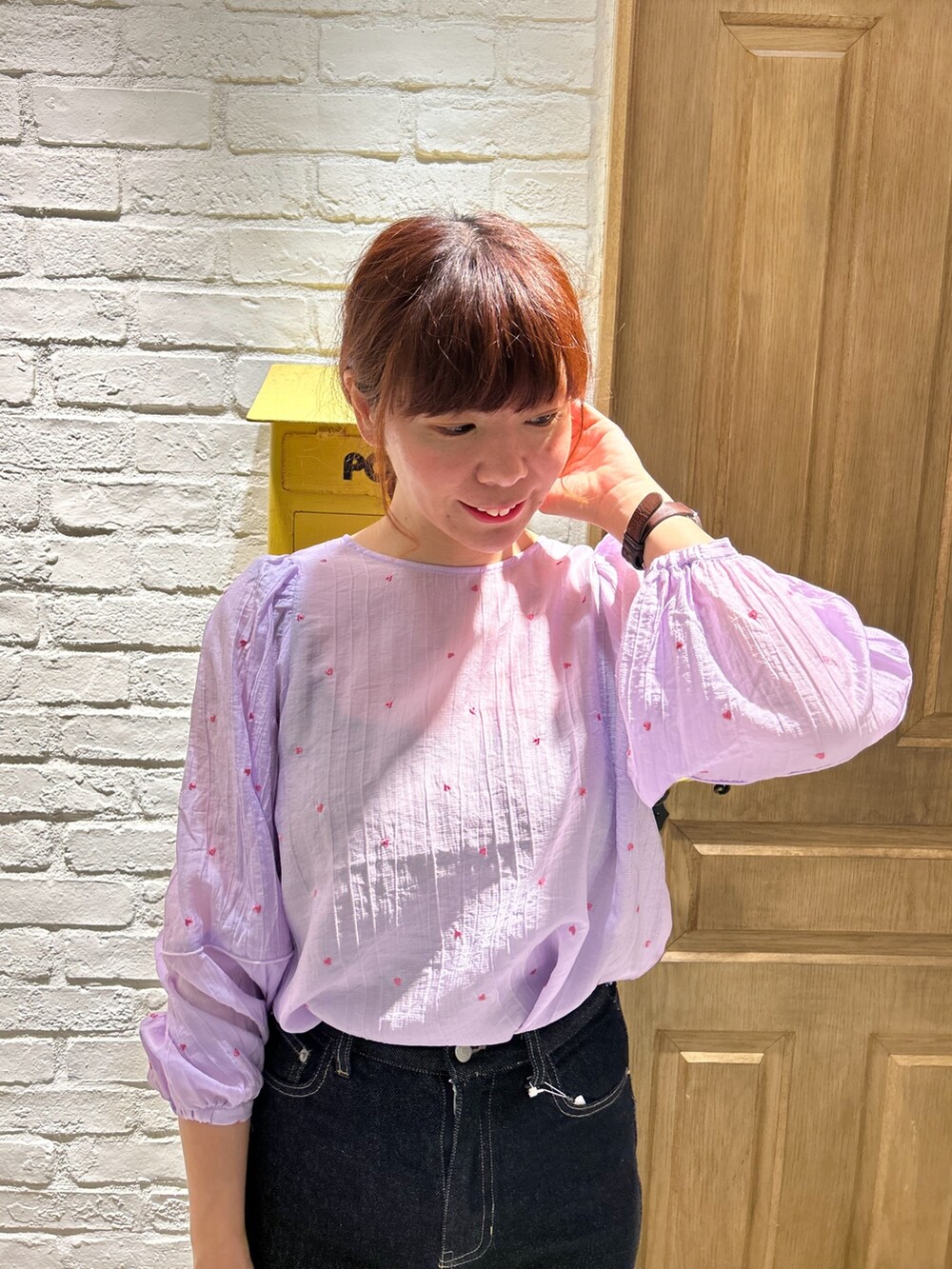 パープル系のシャツ/ブラウス、ブルー系のデニムパンツ、シルバー系のショルダーバッグを着用したレディースの春コーディネートの2枚目の写真