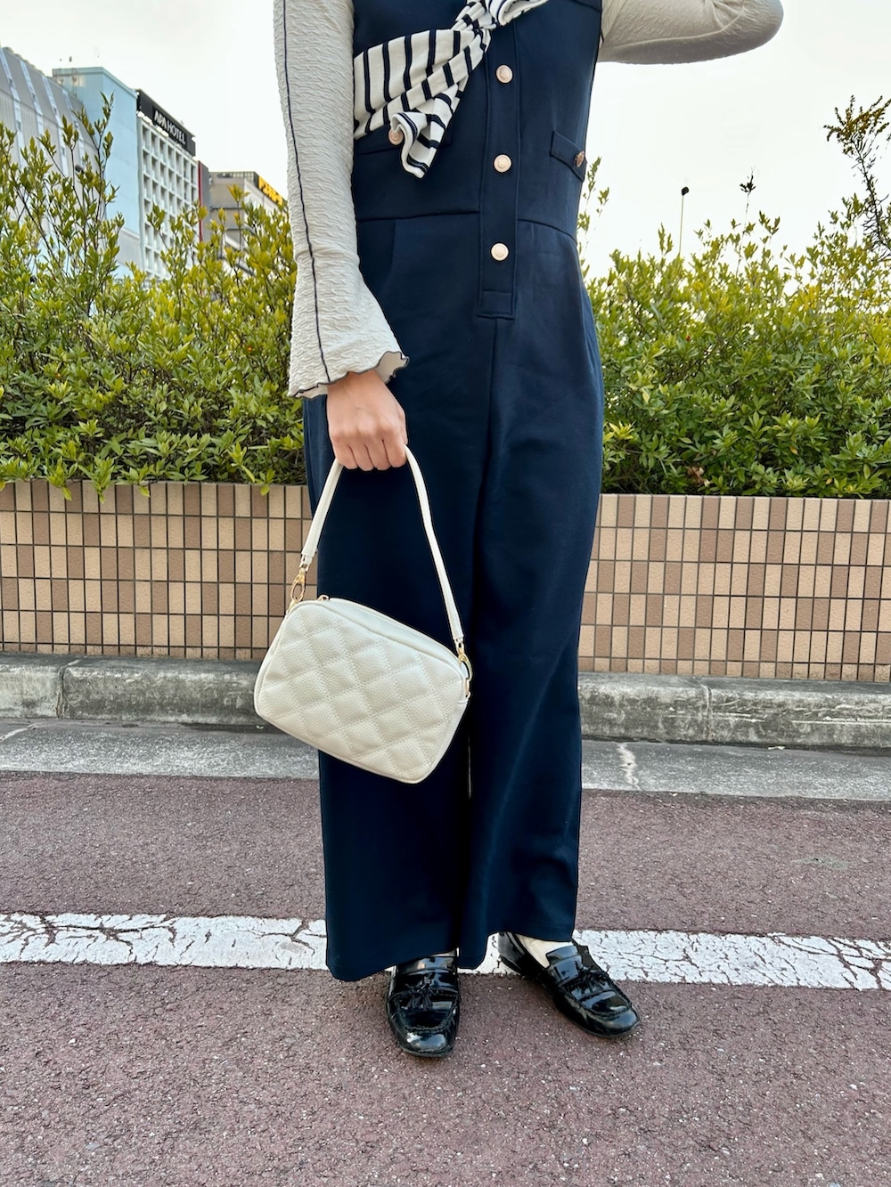 ホワイト系のTシャツ/カットソー、ブルー系のTシャツ/カットソー、ブルー系のつなぎ/オールインワンを着用したレディースの冬コーディネートの3枚目の写真