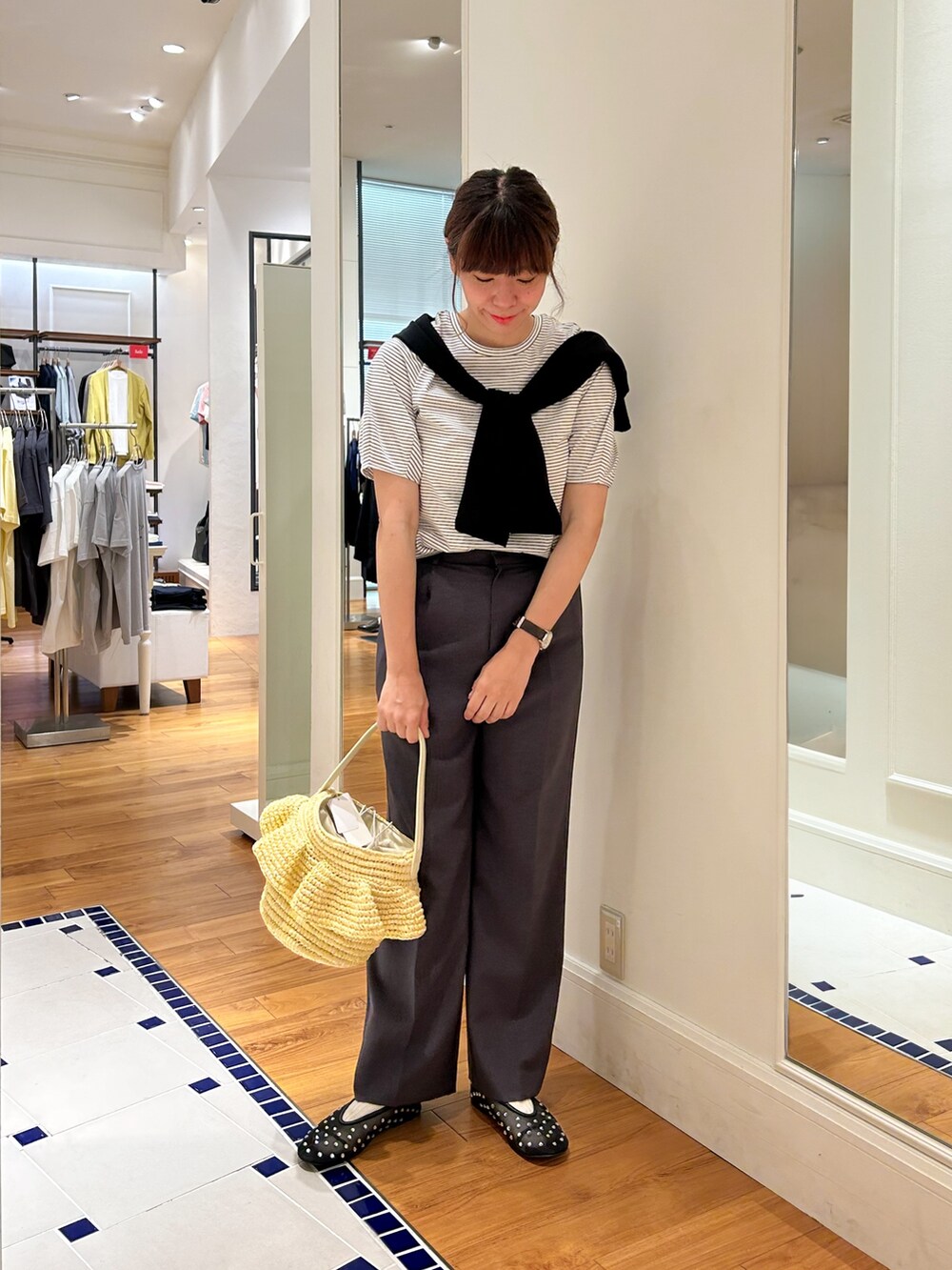 ブラック系のTシャツ/カットソー、ブラック系のカーディガン/ボレロ、グレー系のその他パンツを着用したレディースの夏コーディネートの2枚目の写真