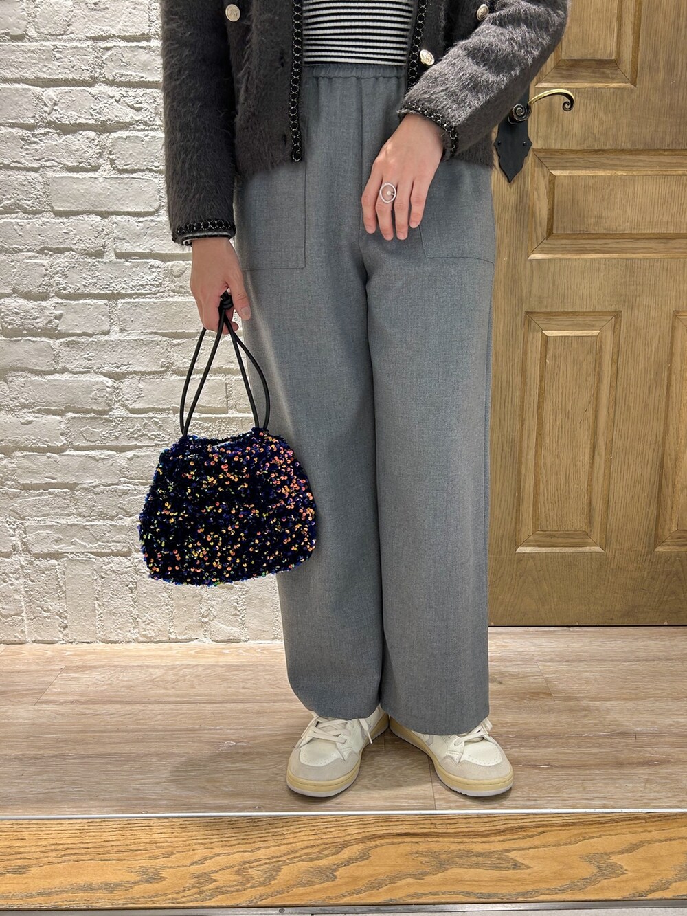 グレー系のカーディガン/ボレロ、ホワイト系のTシャツ/カットソー、グレー系のその他パンツを着用したレディースの冬コーディネートの3枚目の写真