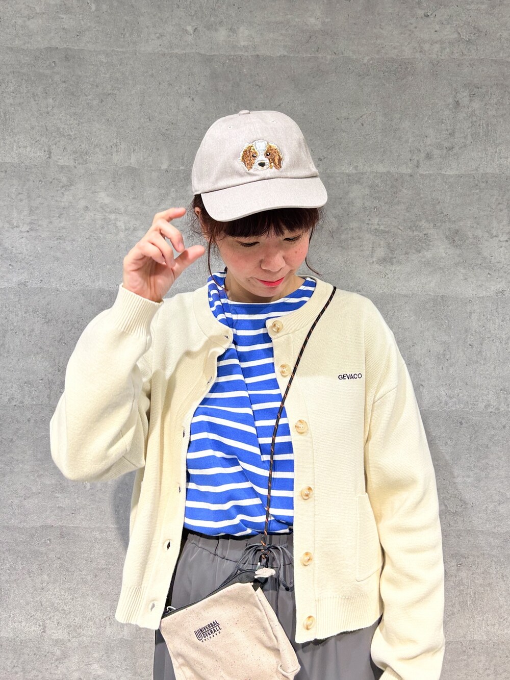 ホワイト系のカーディガン/ボレロ、ブルー系のTシャツ/カットソー、グレー系のその他パンツを着用したレディースの春コーディネートの2枚目の写真