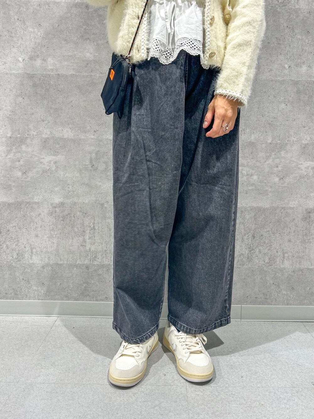 ホワイト系のカーディガン/ボレロ、ホワイト系のシャツ/ブラウス、ブラック系のデニムパンツを着用したレディースの秋コーディネートの3枚目の写真