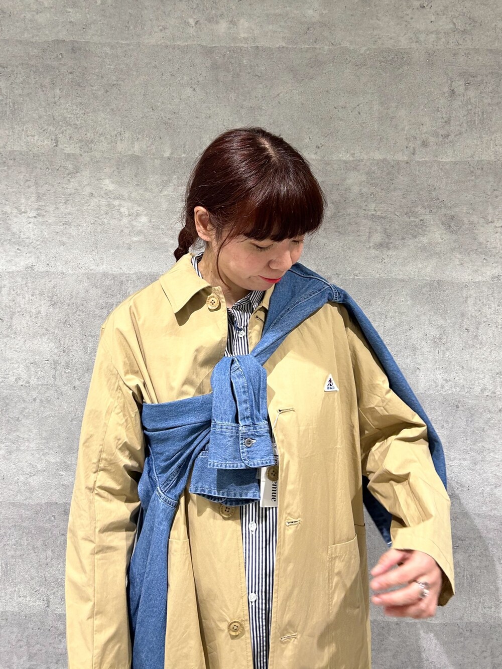 ブルー系のシャツ/ブラウス、グレー系のその他パンツ、ブラック系のショルダーバッグを着用したレディースの春コーディネートの2枚目の写真