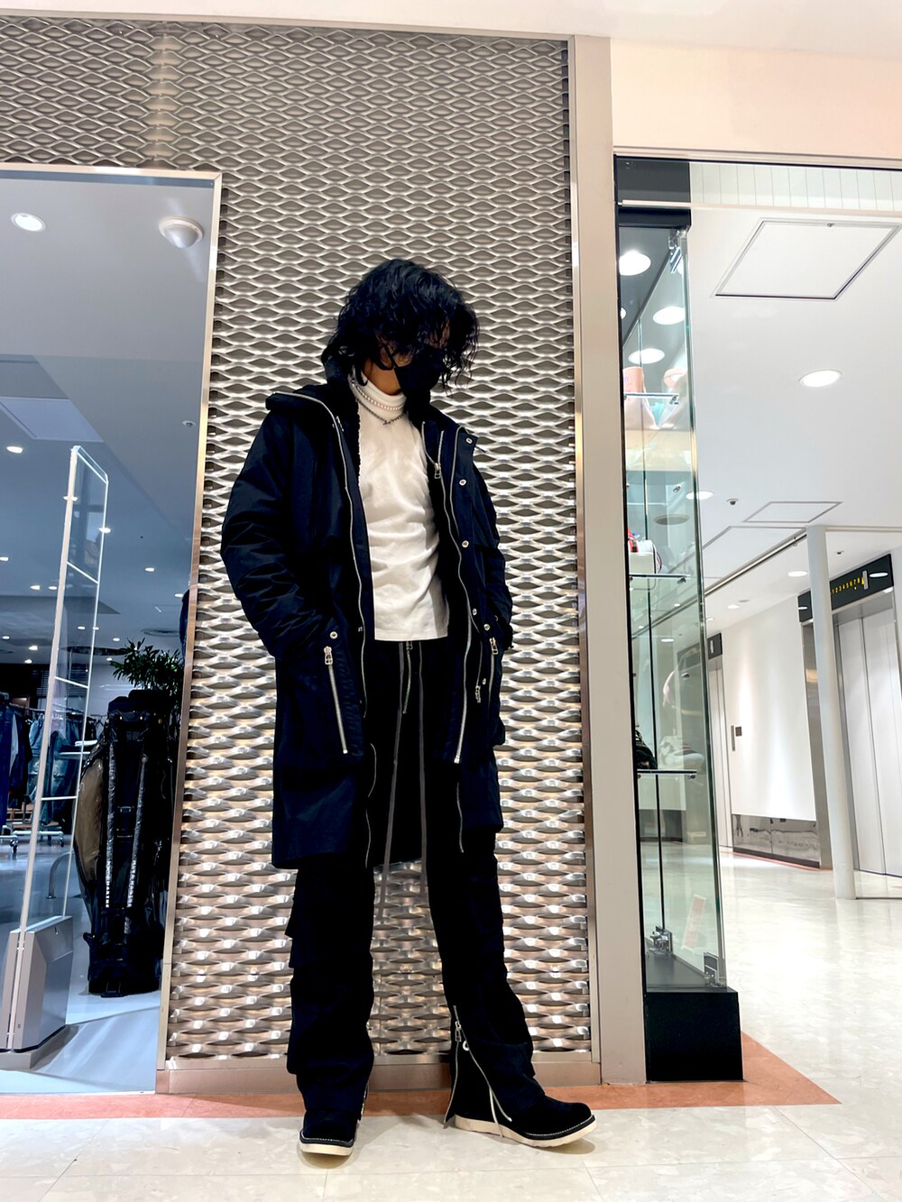 ブラック系のカーゴパンツ、ブラック系のジャケット/アウターを着用したメンズの冬コーディネートの4枚目の写真