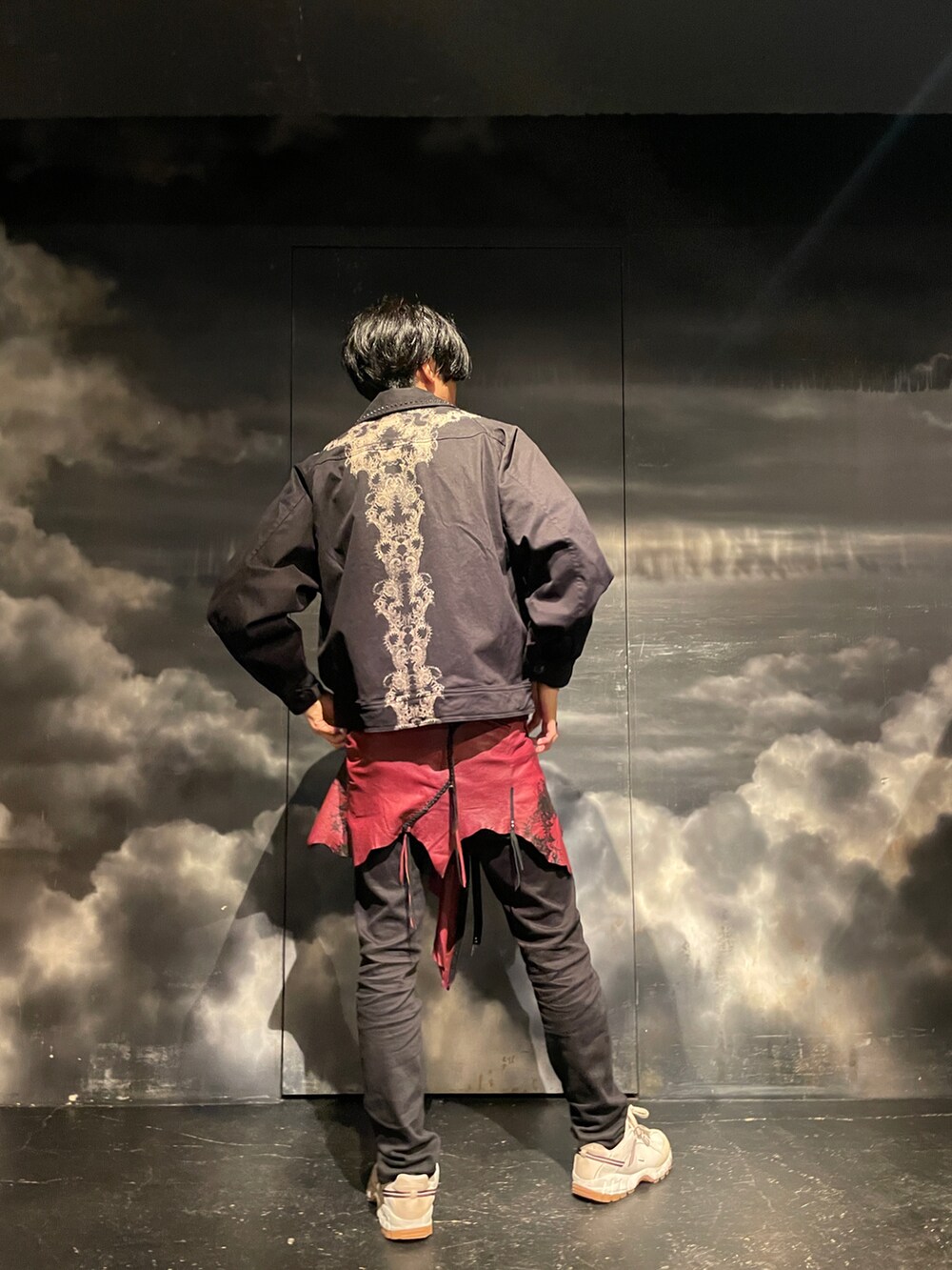 「春コーデ、カジュアルコーデ、メンズファッション、大人カジュアル、きれいめカジュアル、ootd、スニーカー、キレイめ、ライダース、スキニー、黒、ロイヤルフラッシュ、ROYAL FLASH」｜「ROYAL FLASHのアイテム（ライダースジャケット、ブラック系）」を使った、FUYUTOさん（メンズ・179cm）の春コーディネートの2枚目の写真