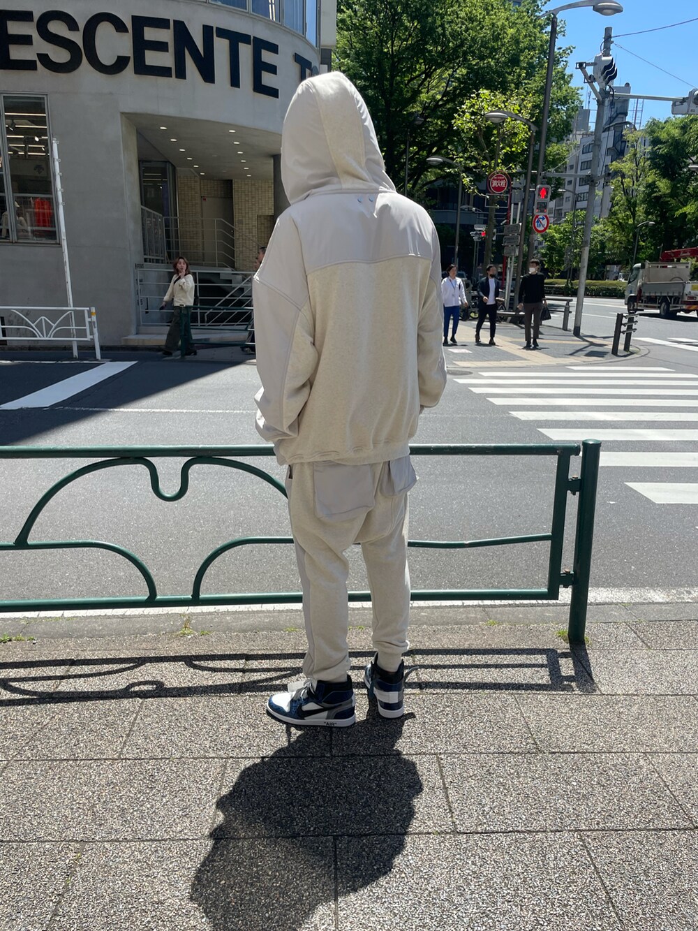 「春コーデ、メンズファッション、春夏コーデ、カジュアルコーデ、大人カジュアル、スニーカー、ストリート、セットアップ、スウェット、ロイヤルフラッシュ、ROYAL FLASH、cvtvlist」｜「ROYAL FLASHのアイテム（パーカー、ホワイト系）」を使った、FUYUTOさん（メンズ・179cm）の春コーディネートの2枚目の写真
