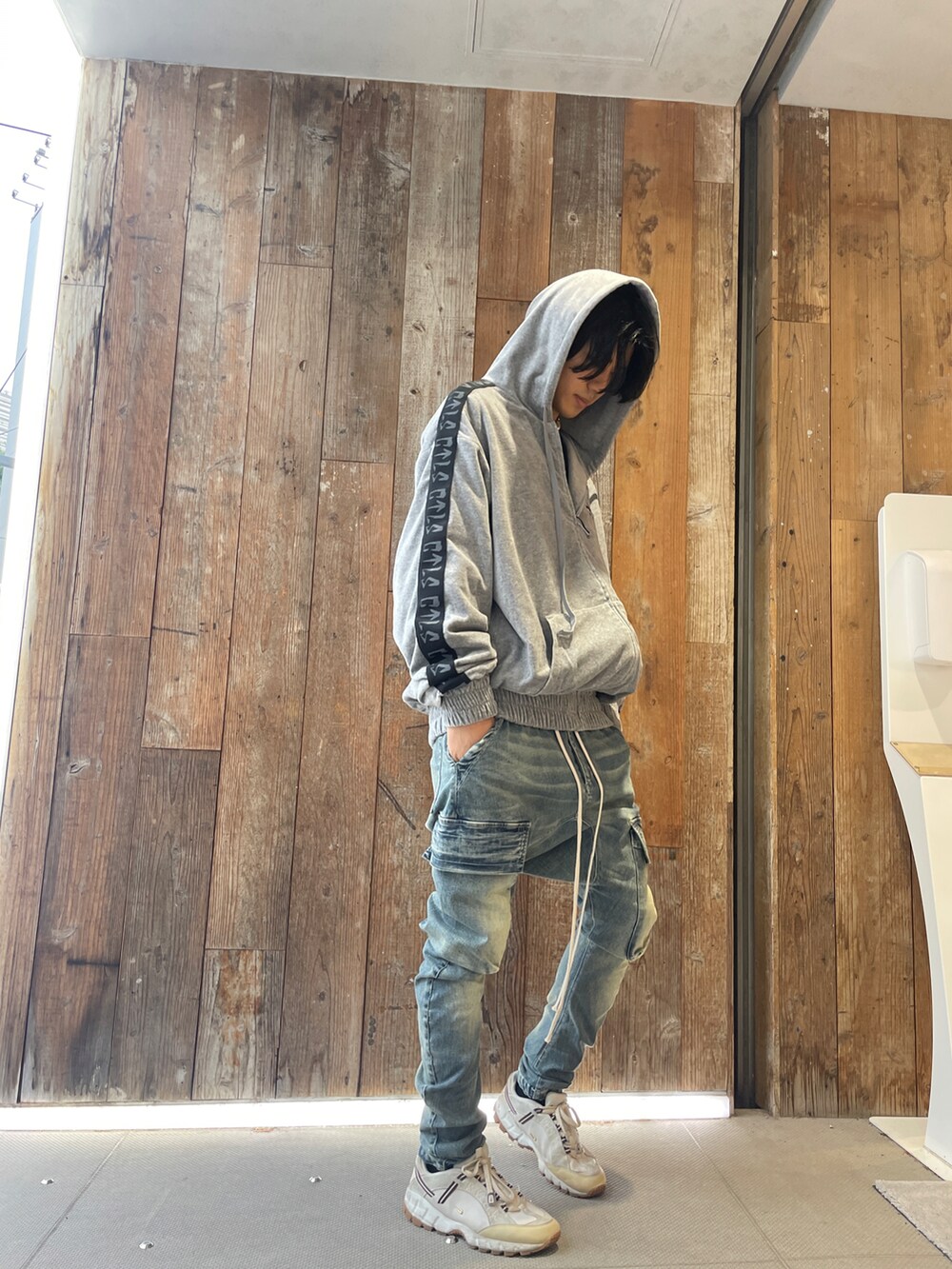 「春夏コーデ、シンプルコーデ、メンズコーデ、ストリートコーデ、サルエルパンツ、デニムパンツ、グレー、パーカー、春コーデ、ロイヤルフラッシュ、ROYAL FLASH、cvtvlist、afartefact」｜「ROYAL FLASHのアイテム（パーカー、グレー系）」を使った、FUYUTOさん（メンズ・179cm）の春コーディネートの3枚目の写真