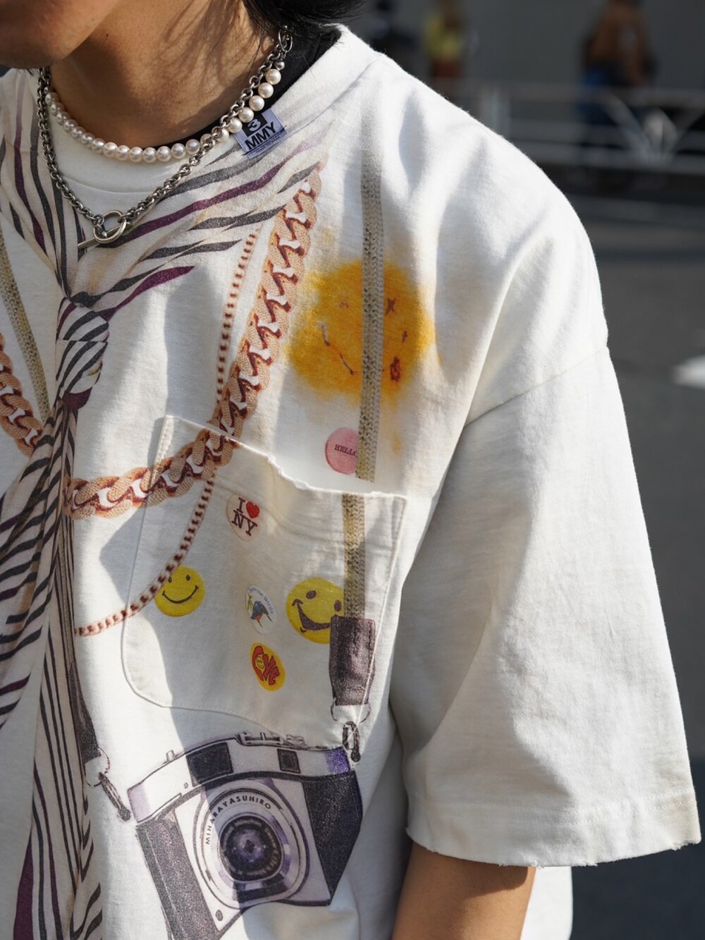 ホワイト系のTシャツ/カットソー、ブラック系のカーゴパンツを着用したメンズの春コーディネートの3枚目の写真