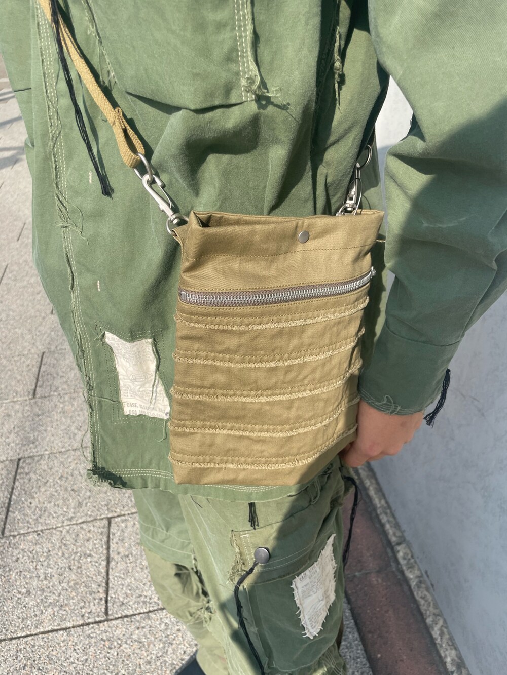 「春服デビュー宣言、大人カジュアル、カジュアル、春、春のコーデ、春コーデ、ootd、カーキ、カーゴパンツ、ミリタリージャケット、ミリタリー、マイナス、JOHN LAWRENCE SULLIVAN、ロイヤルフラッシュ、ROYAL FLASH」｜「ROYAL FLASHのアイテム（ミリタリージャケット、グリーン系）」を使った、FUYUTOさん（メンズ・179cm）の春コーディネートの3枚目の写真