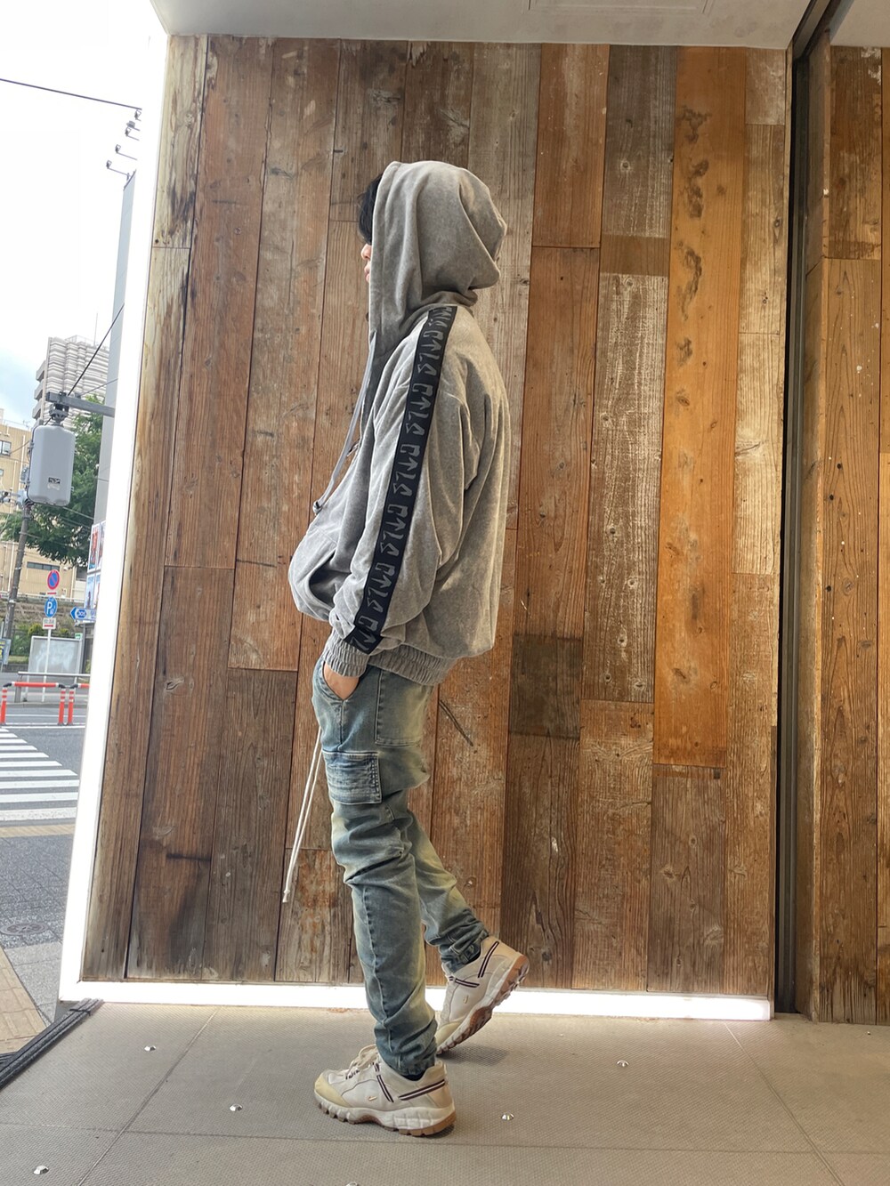 「春夏コーデ、シンプルコーデ、メンズコーデ、ストリートコーデ、サルエルパンツ、デニムパンツ、グレー、パーカー、春コーデ、ロイヤルフラッシュ、ROYAL FLASH、cvtvlist、afartefact」｜「ROYAL FLASHのアイテム（パーカー、グレー系）」を使った、FUYUTOさん（メンズ・179cm）の春コーディネートの2枚目の写真
