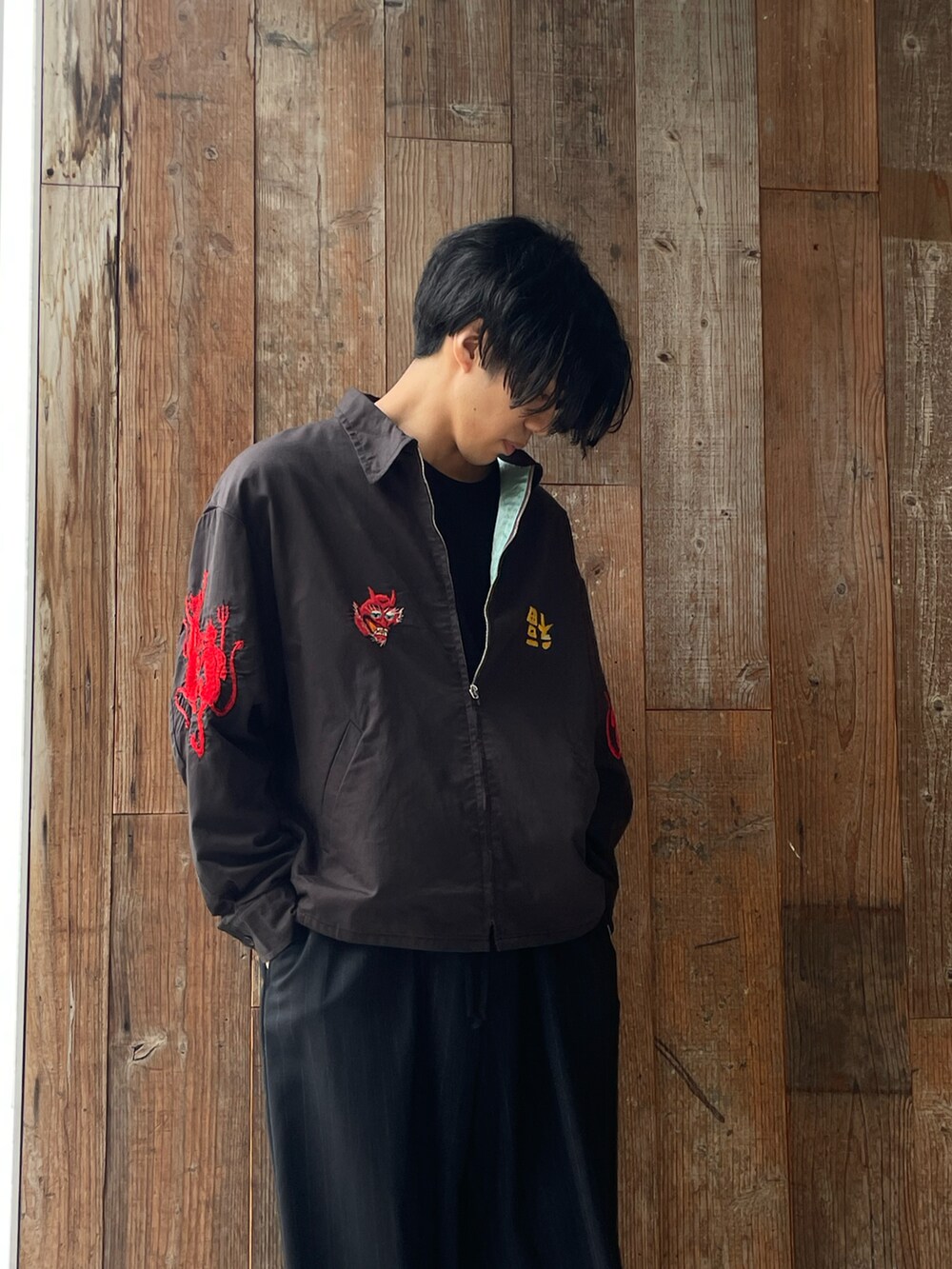 ブラック系のジャケット/アウターを着用したメンズの春コーディネートの2枚目の写真