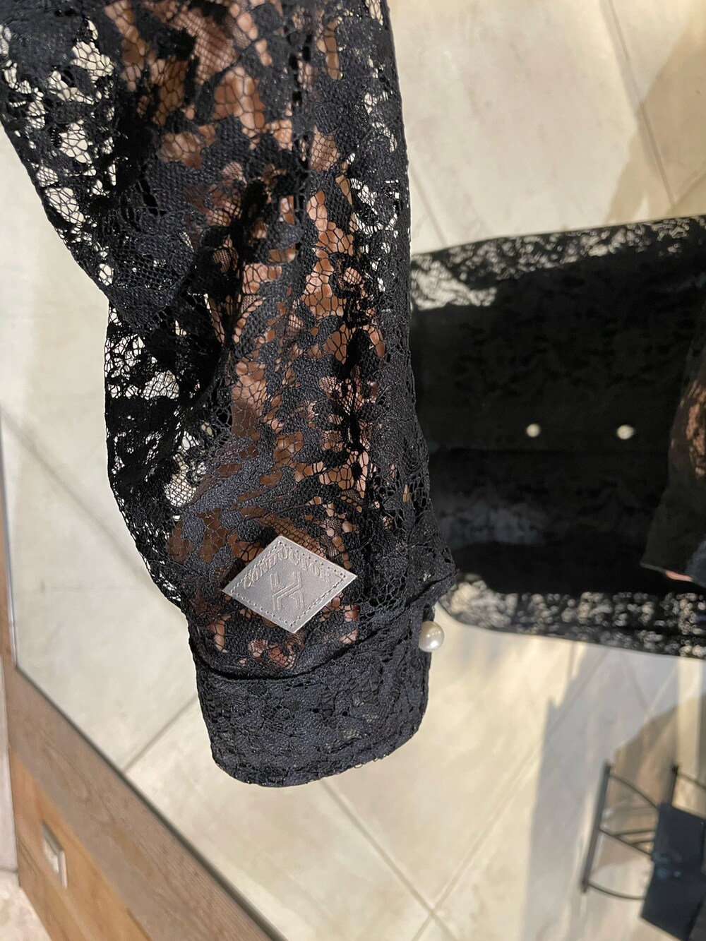 ブラック系のジャケット/アウターを着用したメンズの春コーディネートの2枚目の写真