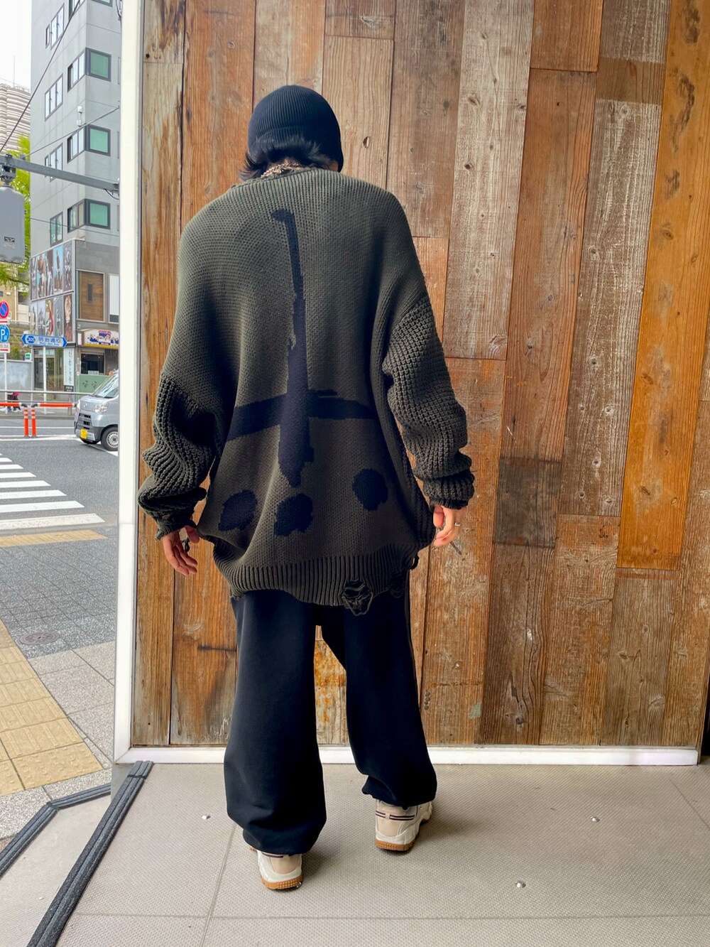 グリーン系のニット/セーター、ホワイト系のその他を着用したメンズの春コーディネートの2枚目の写真