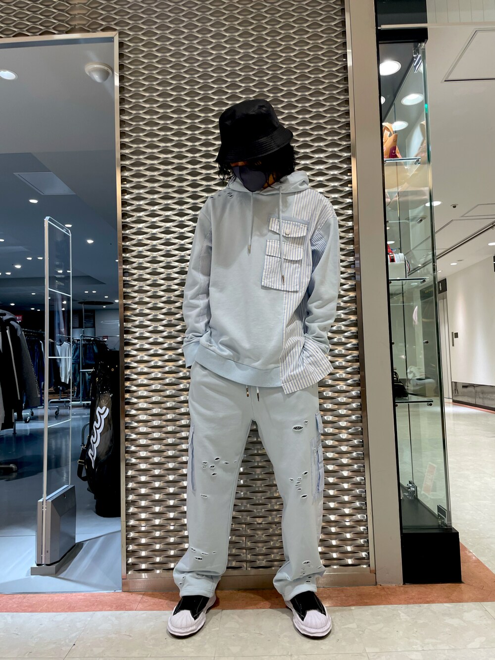 ブルー系のパーカー、ブルー系のスウェットパンツ、ブラック系のスニーカーを着用したメンズの冬コーディネートの2枚目の写真