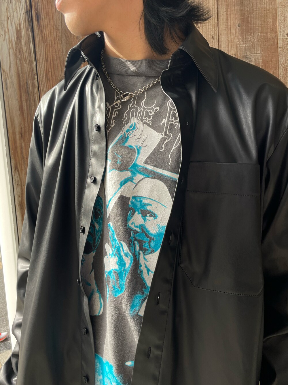 ブラック系のシャツ/ブラウス、ブラック系のTシャツ/カットソーを着用したメンズの春コーディネートの2枚目の写真