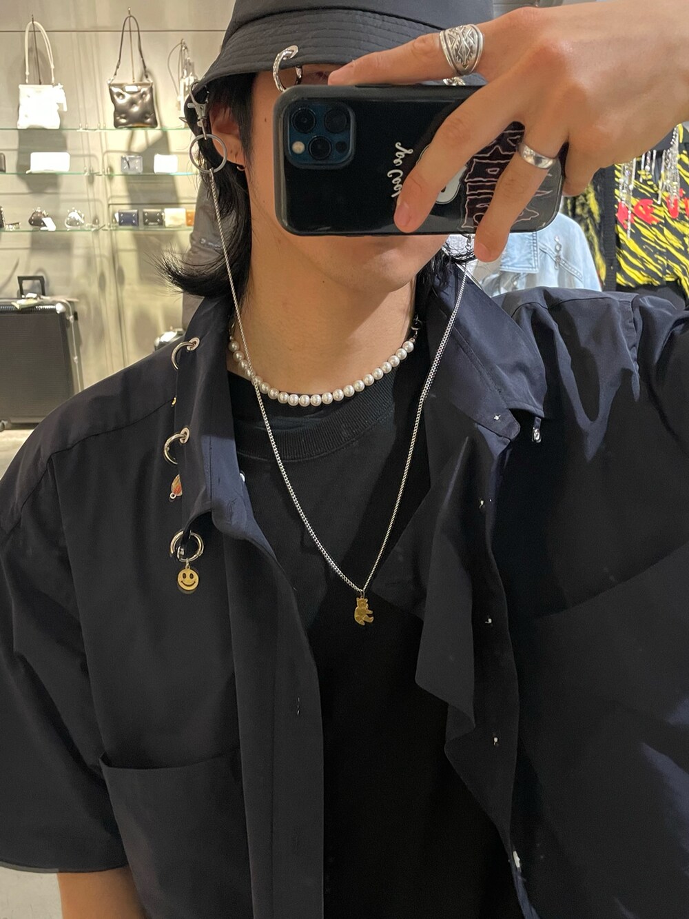 ブラック系のシャツ/ブラウス、ブラック系のハットを着用したメンズの春コーディネートの2枚目の写真