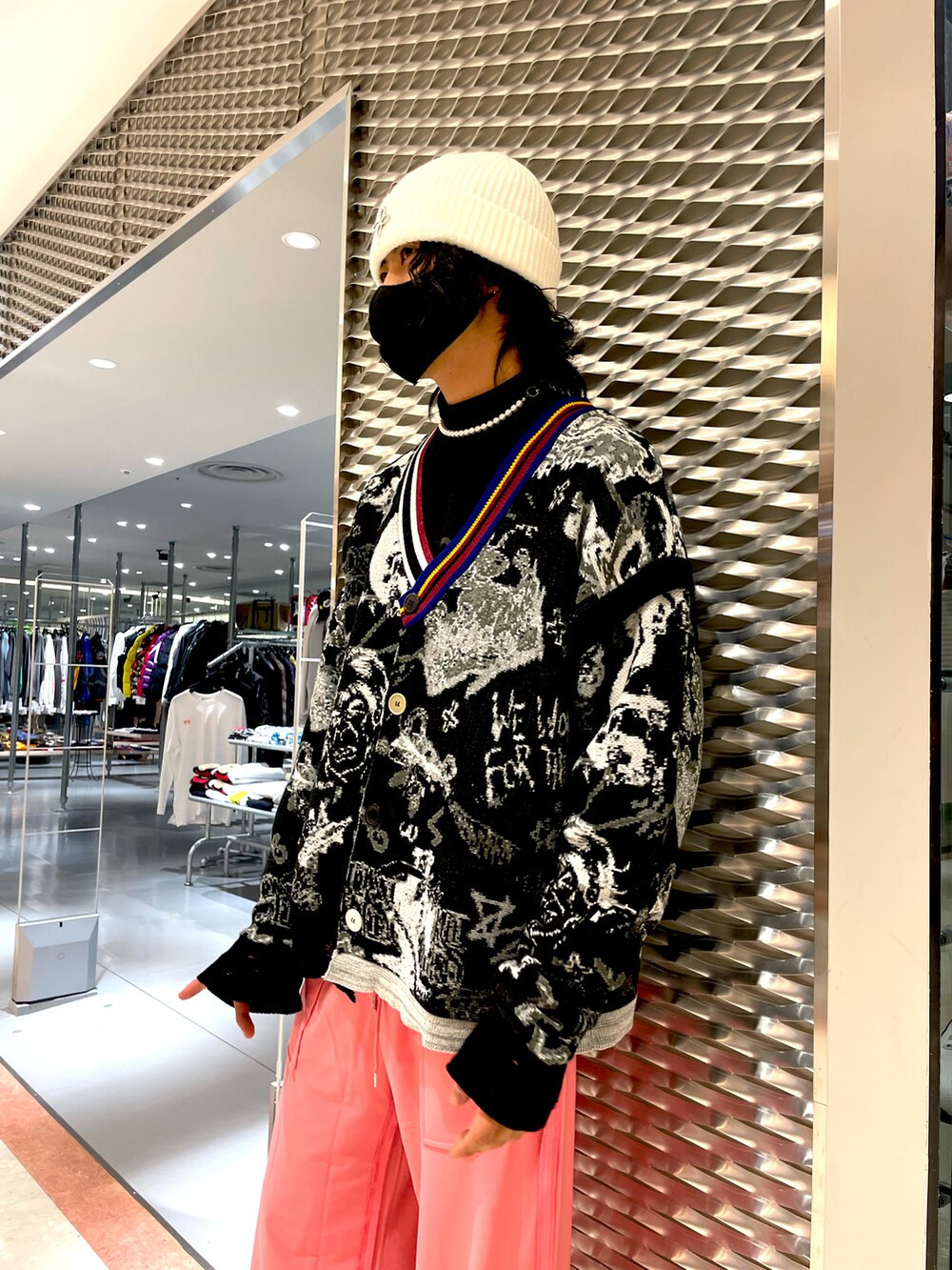 ピンク系のパンツ、グレー系のシューズ、ブラック系のカーディガン/ボレロを着用したメンズの冬コーディネートの3枚目の写真