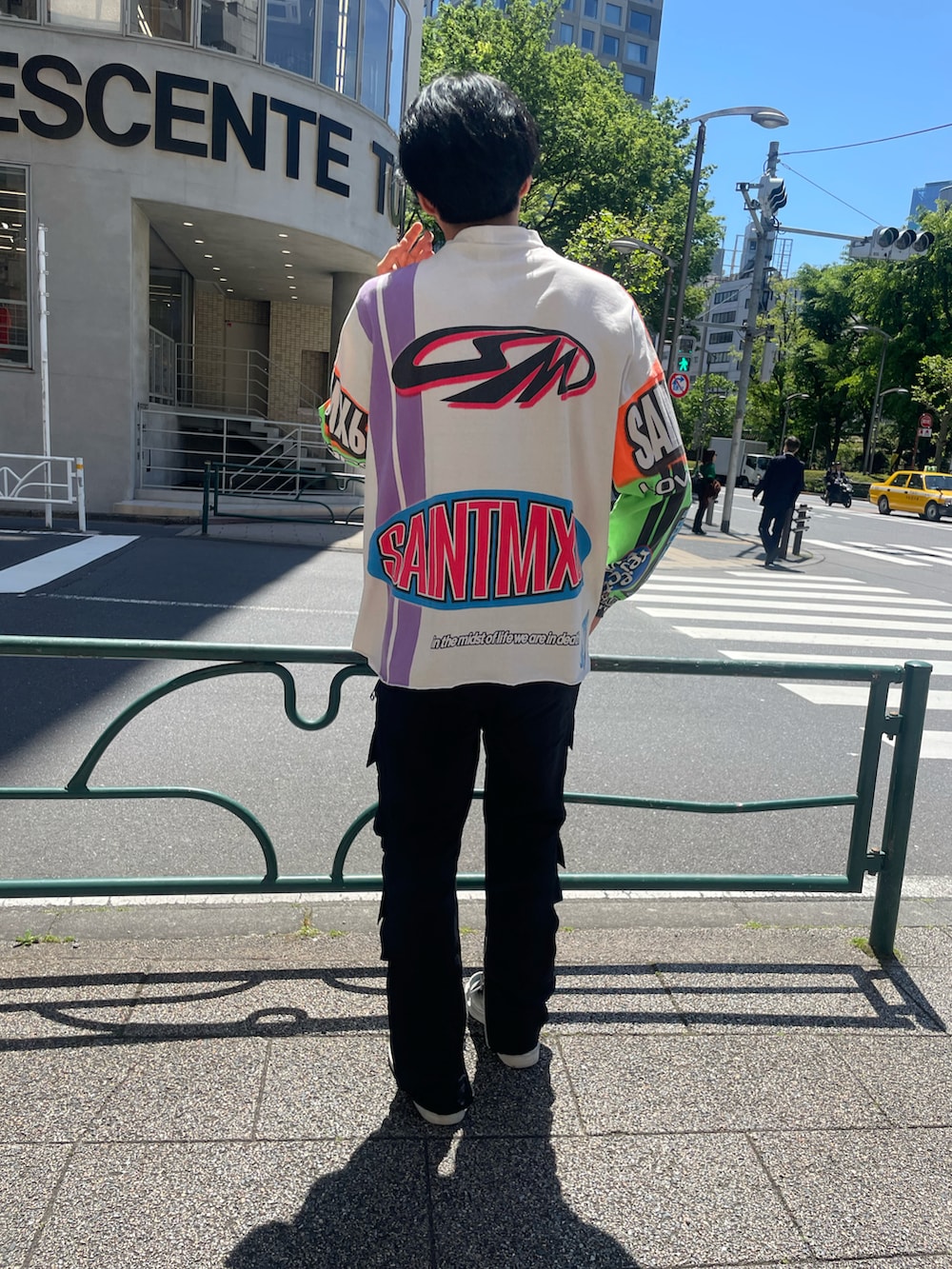 「春コーデ、メンズファッション、カジュアルコーデ、春夏コーデ、きれいめカジュアル、大人カジュアル、ゆるコーデ、ootd、ストリート、ロンT、ROYAL FLASH、ロイヤルフラッシュ、SAINT M××××××、セントマイケル、a.f artefact」｜「ROYAL FLASHのアイテム（Tシャツ/カットソー、その他）」を使った、FUYUTOさん（メンズ・179cm）の春コーディネートの2枚目の写真