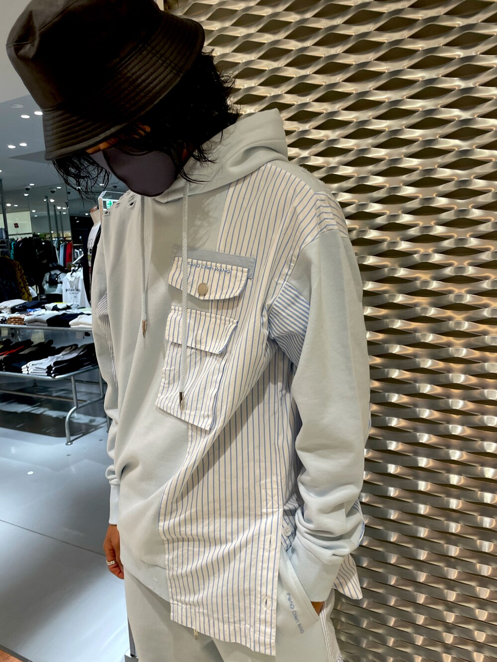 ブルー系のパーカー、ブルー系のスウェットパンツ、ブラック系のスニーカーを着用したメンズの冬コーディネートの4枚目の写真