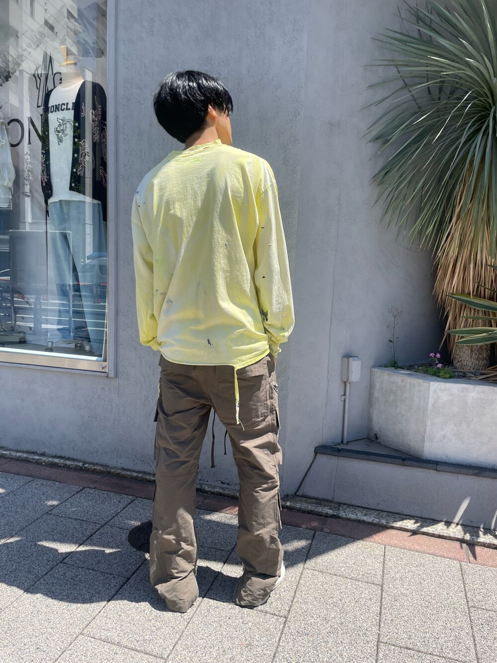 「春コーデ、メンズファッション、カジュアルコーデ、春夏コーデ、大人カジュアル、淡色コーデ、ROYAL FLASH、ロイヤルフラッシュ、westfall、a.f artefact」｜「ROYAL FLASHのアイテム（Tシャツ/カットソー、イエロー系）」を使った、FUYUTOさん（メンズ・179cm）の春コーディネートの2枚目の写真