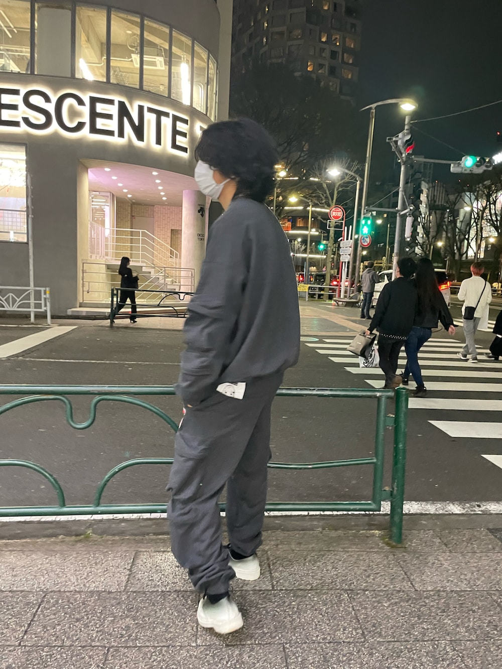 「ビッグシルエット、春、春服みてみて、ラフ、休日スタイル、セットアップ、セットアップスタイル、大人コーデ、ストリート、ストリートファッション、ストリートコーデ、ロイヤルフラッシュ、ROYAL FLASH、カタリスト、cvtvlist」｜「ROYAL FLASHのアイテム（パーカー、グレー系）」を使った、FUYUTOさん（メンズ・179cm）の春コーディネートの2枚目の写真