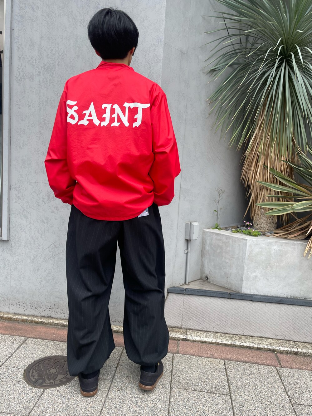 レッド系のジャケット/アウターを着用したメンズの春コーディネートの2枚目の写真