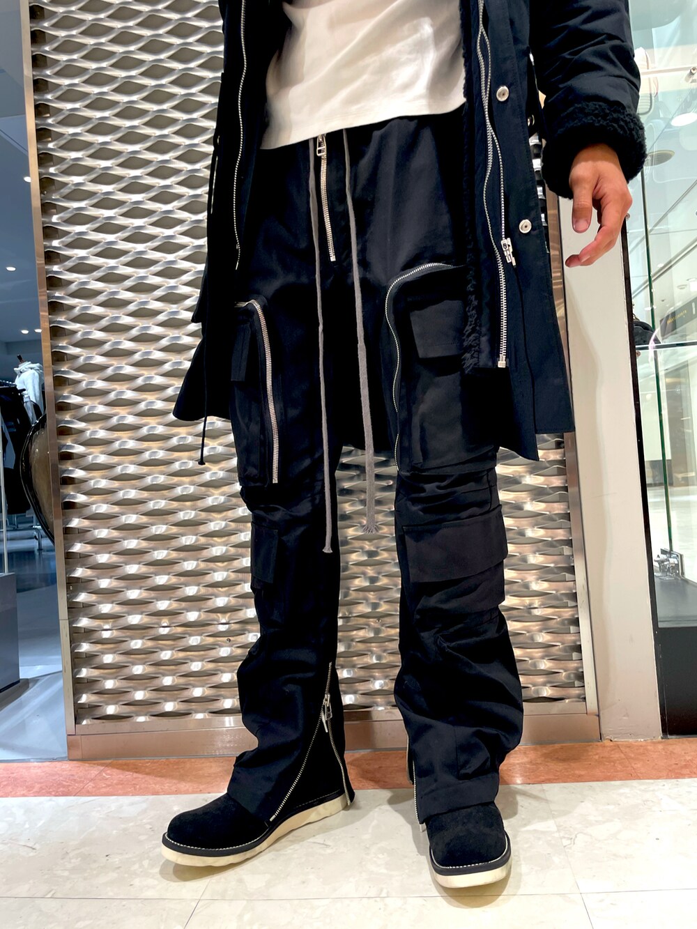 ブラック系のカーゴパンツ、ブラック系のジャケット/アウターを着用したメンズの冬コーディネートの2枚目の写真