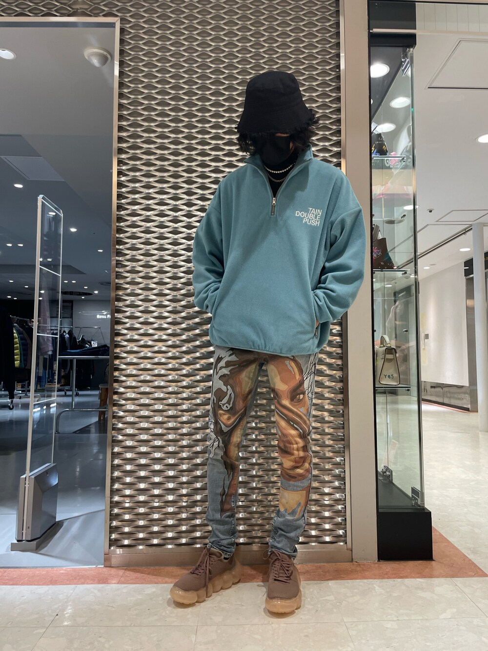 ブルー系のデニムパンツ、ベージュ系のシューズ、ブルー系のトップスを着用したメンズの冬コーディネートの2枚目の写真