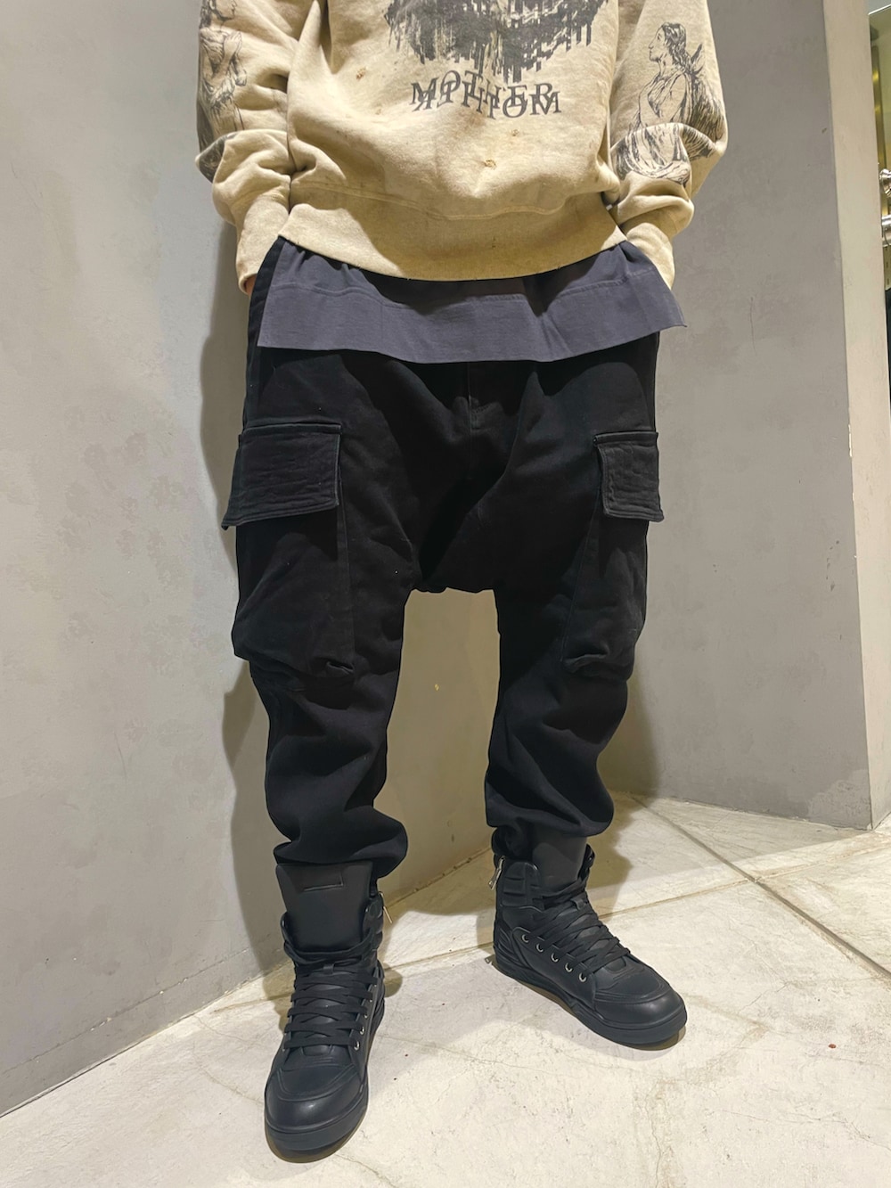 「春服デビュー宣言、春コーデ、シンプルコーデ、メンズコーデ、大人カジュアル、ootd、ミリタリージャケット、ゆるコーデ、タンクトップ、ROYAL FLASH、ロイヤルフラッシュ、SAINT M××××××、セントマイケル、afartefact」｜「ROYAL FLASHのアイテム（スウェット、ベージュ系）」を使った、FUYUTOさん（メンズ・179cm）の春コーディネートの2枚目の写真