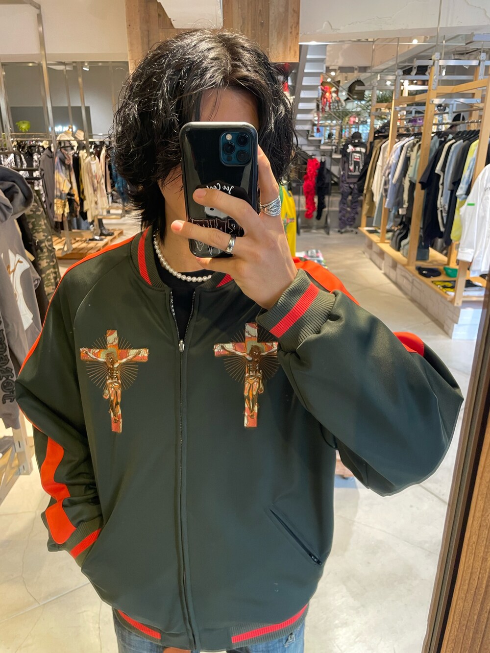 ブラック系のジャケット/アウターを着用したメンズの春コーディネートの2枚目の写真