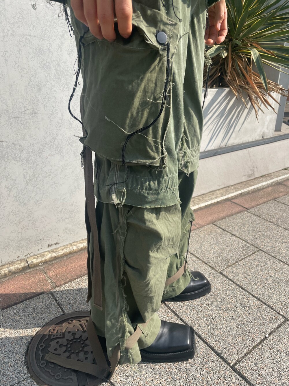 「春服デビュー宣言、大人カジュアル、カジュアル、春、春のコーデ、春コーデ、ootd、カーキ、カーゴパンツ、ミリタリージャケット、ミリタリー、マイナス、JOHN LAWRENCE SULLIVAN、ロイヤルフラッシュ、ROYAL FLASH」｜「ROYAL FLASHのアイテム（ミリタリージャケット、グリーン系）」を使った、FUYUTOさん（メンズ・179cm）の春コーディネートの2枚目の写真