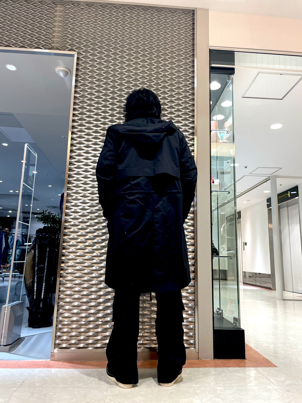 ブラック系のカーゴパンツ、ブラック系のジャケット/アウターを着用したメンズの冬コーディネートの3枚目の写真