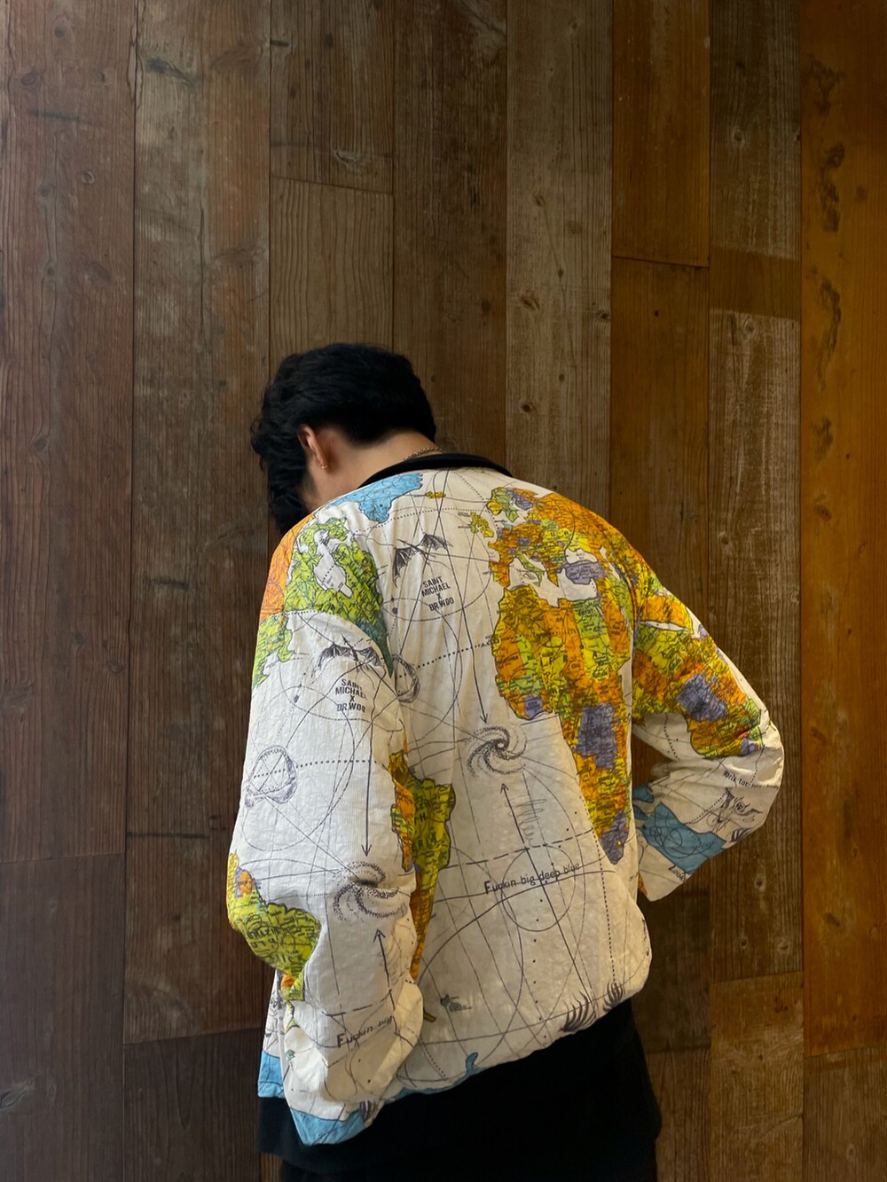 ホワイト系のジャケット/アウター、ブラック系のTシャツ/カットソー、ブラウン系のその他を着用したメンズの春コーディネートの3枚目の写真