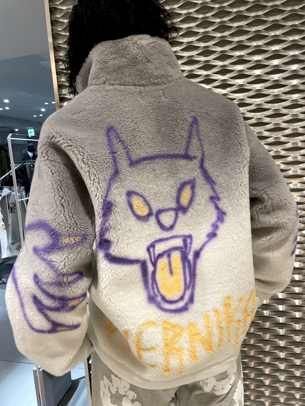 グレー系のブルゾン、グレー系のパンツ、ホワイト系のその他を着用したメンズの冬コーディネートの2枚目の写真