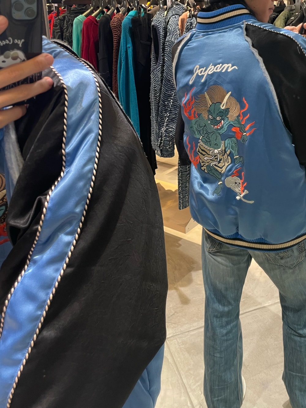 「シンプル、メンズファッション、ゆるコーデ、休日スタイル、オーバーサイズ、ジャケットスタイル、ジャケット、春服コーデ、春アウター、el conductorh、ROYAL FLASH、ロイヤルフラッシュ」｜「ROYAL FLASHのアイテム（スカジャン、ブルー系）」を使った、FUYUTOさん（メンズ・179cm）の春コーディネートの2枚目の写真