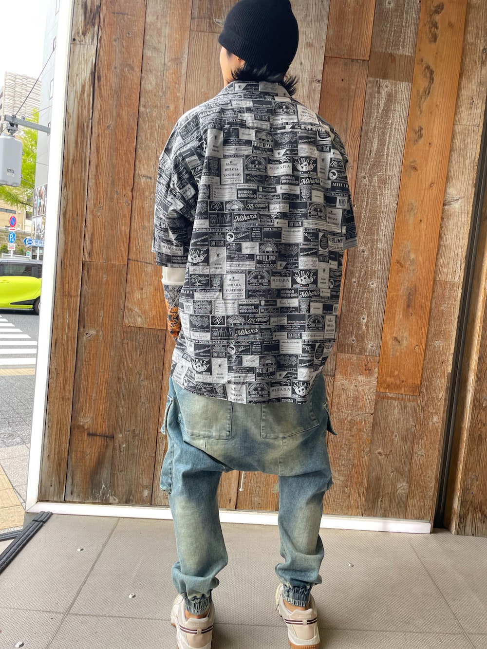 ブラック系のシャツ/ブラウス、ブルー系のデニムパンツ、ブルー系のその他を着用したメンズの春コーディネートの2枚目の写真