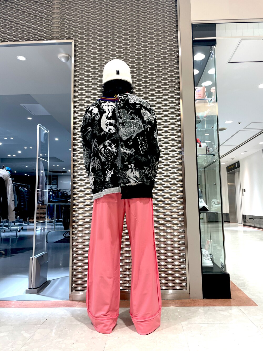 ピンク系のパンツ、グレー系のシューズ、ブラック系のカーディガン/ボレロを着用したメンズの冬コーディネートの2枚目の写真