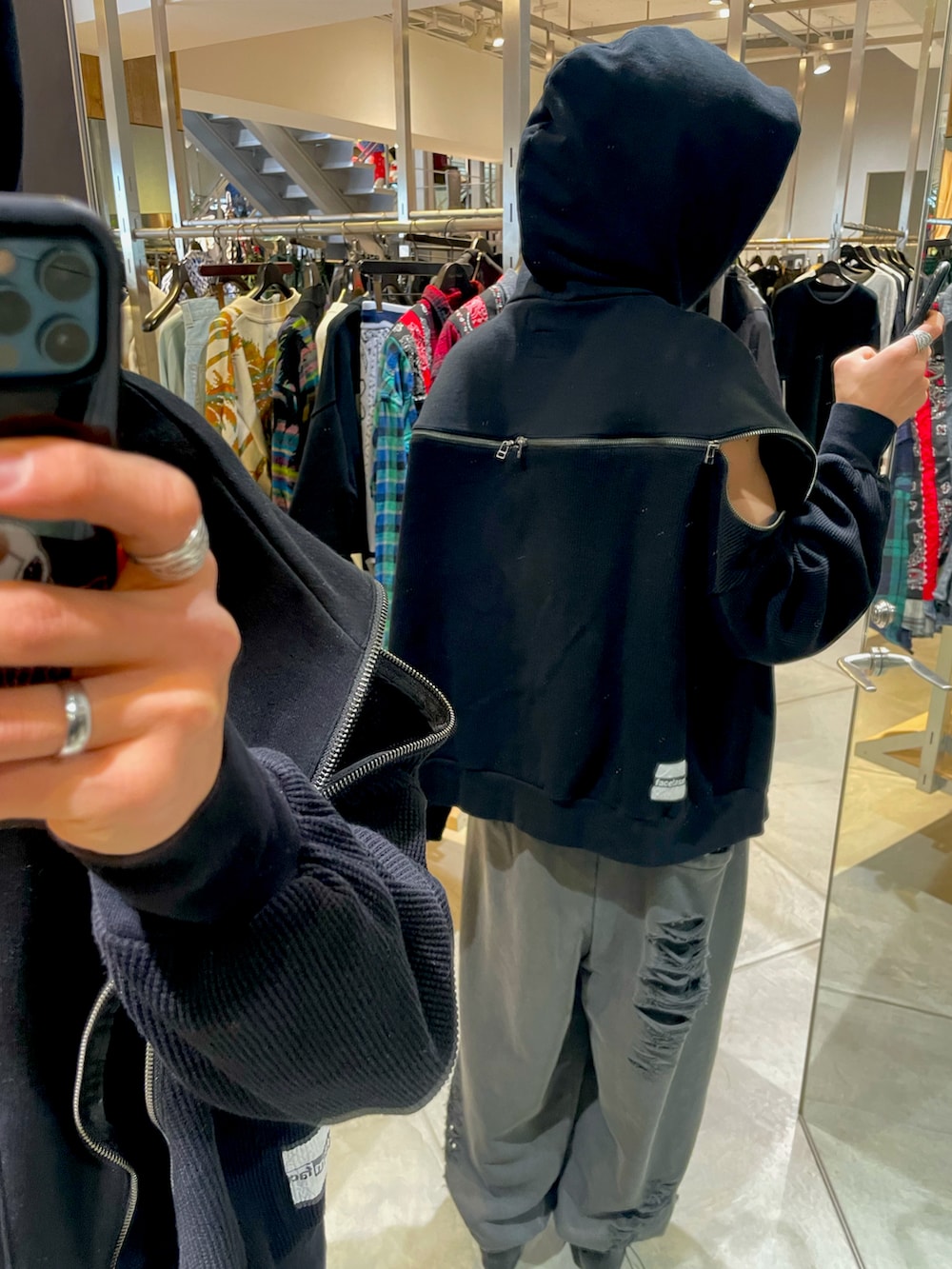 ブラック系のパーカー、グレー系のスウェットパンツ、ホワイト系のその他を着用したメンズの冬コーディネートの2枚目の写真