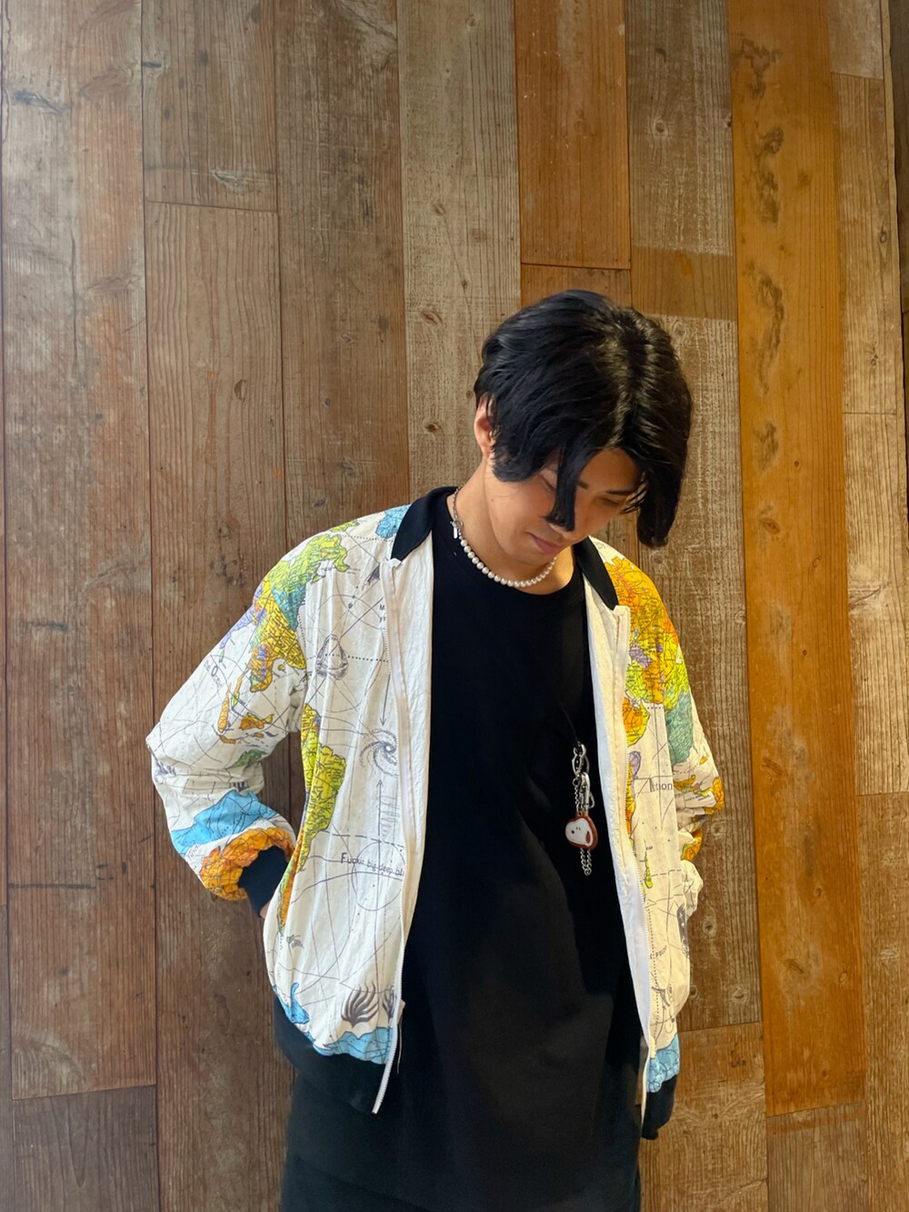 ホワイト系のジャケット/アウター、ブラック系のTシャツ/カットソー、ブラウン系のその他を着用したメンズの春コーディネートの2枚目の写真