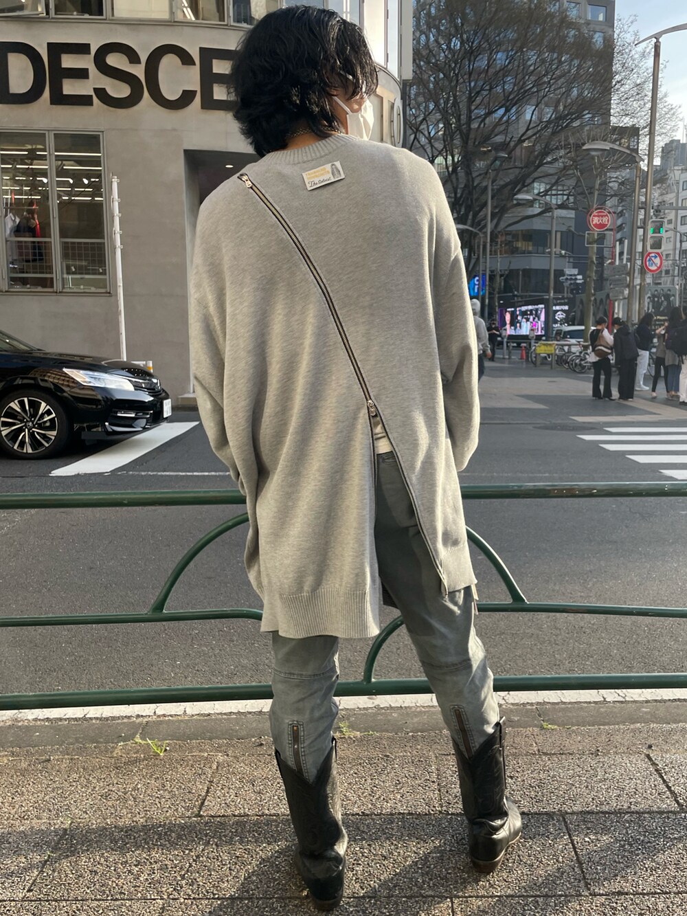 「春服デビュー宣言、シンプルコーデ、休日コーデ、春コーデ、メンズコーデ、カジュアルコーデ、ラフ、ビックシルエット、はるコーデ、カーディガン、グレー、ロイヤルフラッシュ、ROYAL FLASH、ソロイスト、TAKAHIROMIYASHITA The SoloIst.」｜「TAKAHIROMIYASHITATheSoloIst.のアイテム（ニット/セーター、グレー系）」を使った、FUYUTOさん（メンズ・179cm）の春コーディネートの2枚目の写真