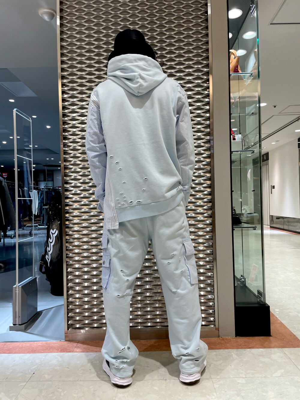 ブルー系のパーカー、ブルー系のスウェットパンツ、ブラック系のスニーカーを着用したメンズの冬コーディネートの3枚目の写真