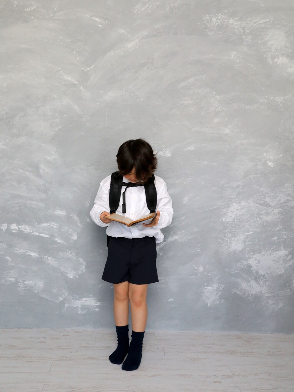 ブラック系のランドセルを着用したキッズの春コーディネートの3枚目の写真