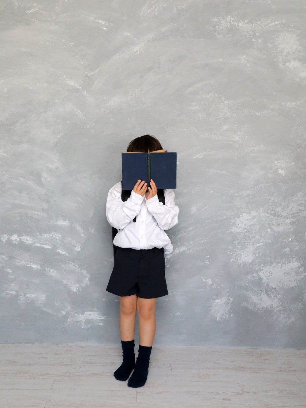 ブラック系のランドセルを着用したキッズの春コーディネートの4枚目の写真