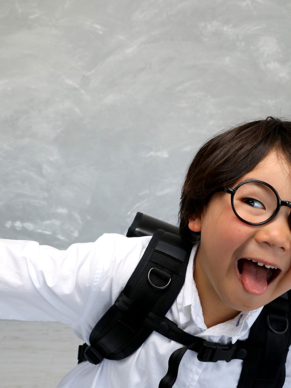 ブラック系のランドセルを着用したキッズの春コーディネートの2枚目の写真