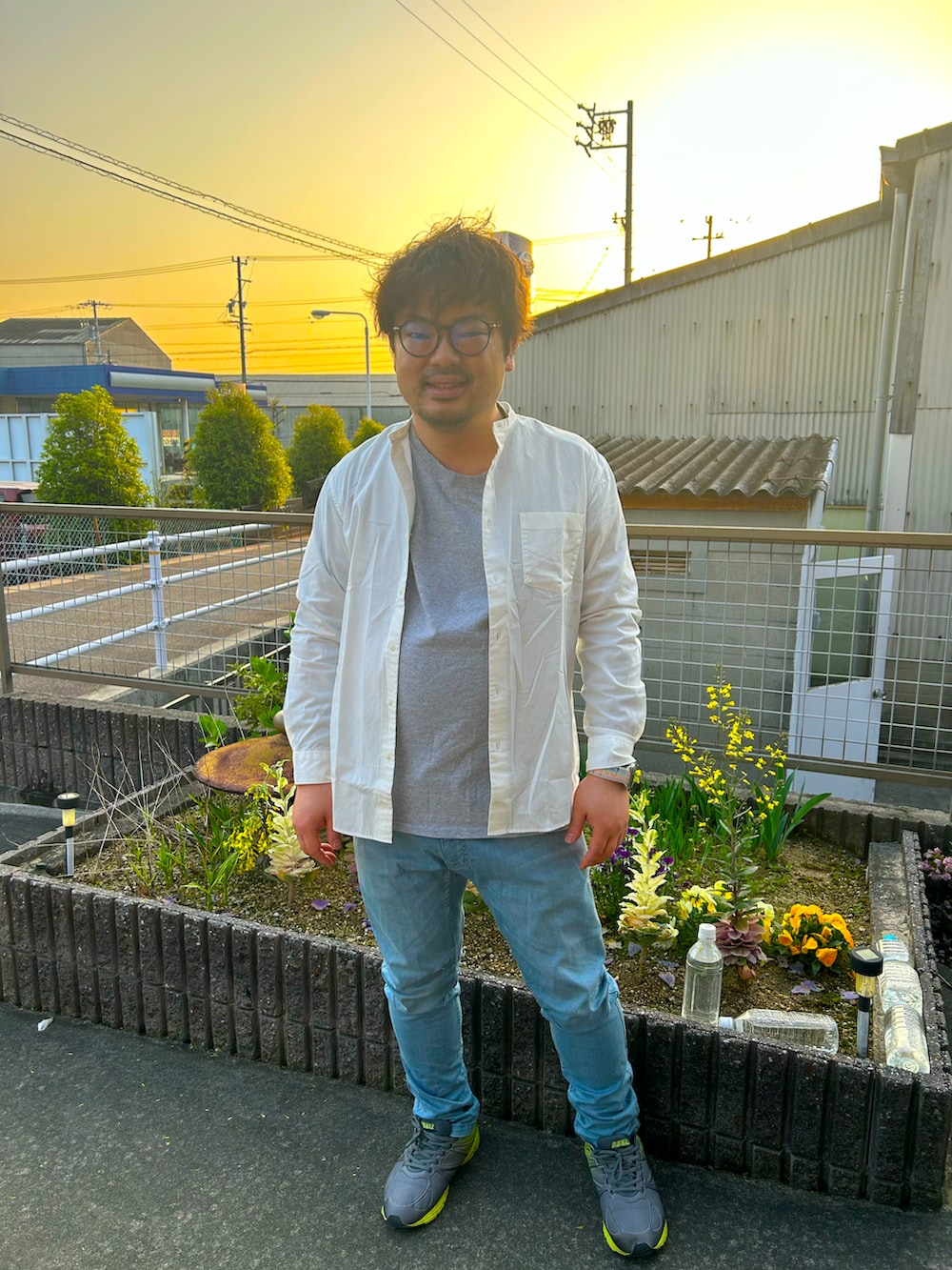 「メンズコーデ、家の花壇の前、オトナカジュアル、キレイめ、いいね、save、フォローお願いします🤑」｜「SHIPS anyのアイテム（シャツ/ブラウス、ホワイト系）」を使った、osamu0501さん（メンズ・165cm）の春コーディネートの3枚目の写真